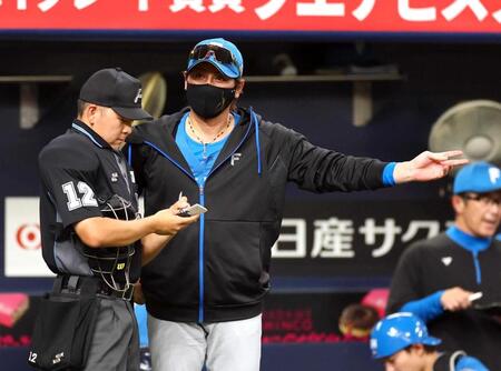 　７回、投手交代を告げる新庄監督（撮影・山口登）