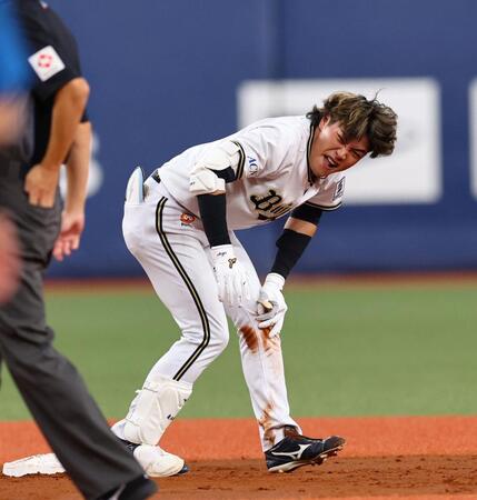 　３回、麦谷は中前に二塁打を放ち二塁にスライディングする（撮影・山口登）