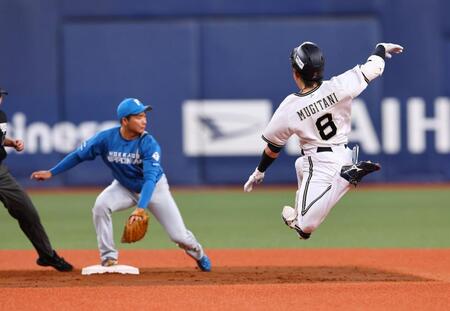 　３回、麦谷は中前に二塁打を放ち二塁にスライディングする（野手・山縣）＝撮影・山口登