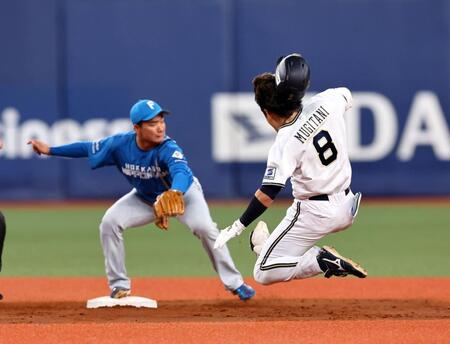 　３回、麦谷は中前に二塁打を放ち二塁にスライディングする（野手・山縣）＝撮影・山口登