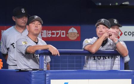 　２回、田中に適時打を許し、ベンチで浮かない表情の阿部監督
