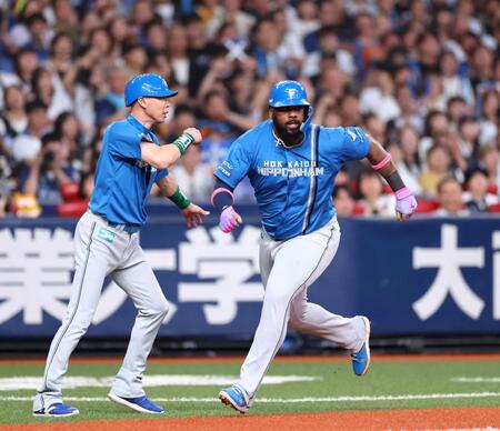 　２回、レイエスは石井の右翼線二塁打で生還する（撮影・山口登）