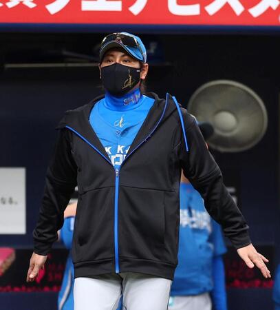 　７回途中、投手交代を告げに向かう新庄監督（撮影・山口登）