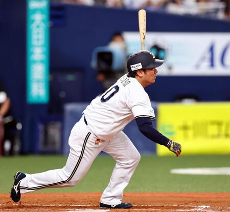 　７回、左前に勝ち越し２点適時打を放つ大城（撮影・山口登）