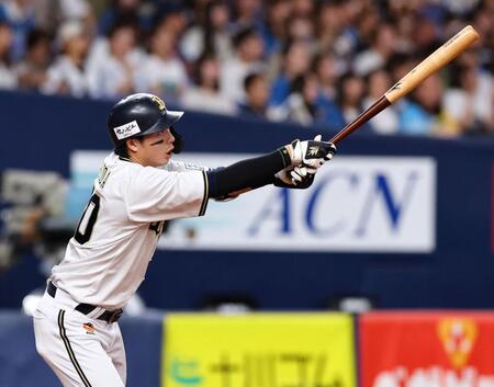 　３回、右中間に同点適時二塁打を放つ広岡（撮影・山口登）