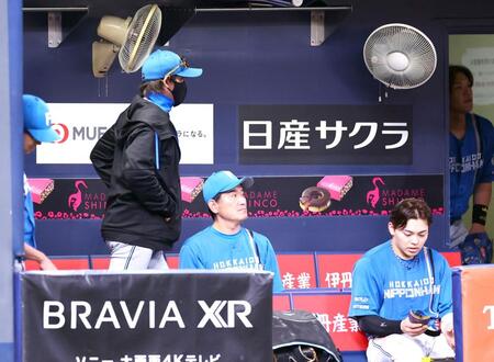 　オリックスに連敗し、ベンチを後にする新庄監督（撮影・山口登）