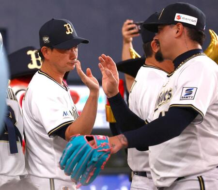 　日本ハムに勝利しナインを迎える岸田監督（左）＝撮影・山口登