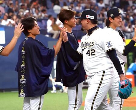 　勝利投手の山岡（左）はマチャドとタッチする（撮影・山口登）