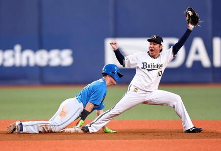 　６回、清宮幸は野村の右飛で帰塁できずアウトになる（撮影・山口登）