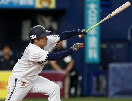 　７回オリックス２死満塁、大城が左前に勝ち越しの２点打を放つ＝京セラドーム