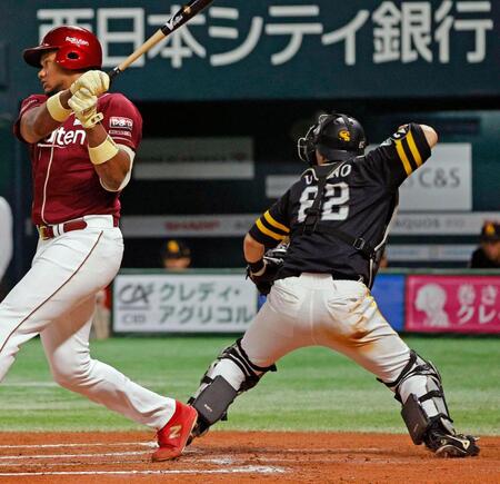 　６回、打者ゴンザレスのとき、一塁へけん制し代走小森をアウトにする捕手海野