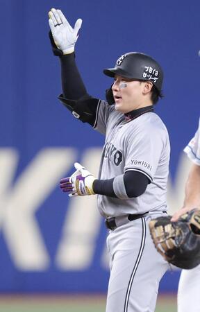 　４回、適時二塁打を放った丸