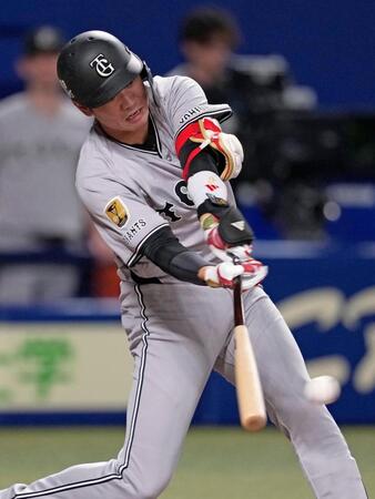 　９回、代打坂本が中前に同点打を放つ