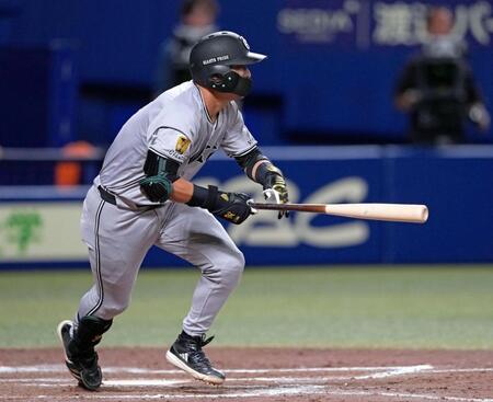 　９回、吉川が決勝の二塁内野安打を放つ