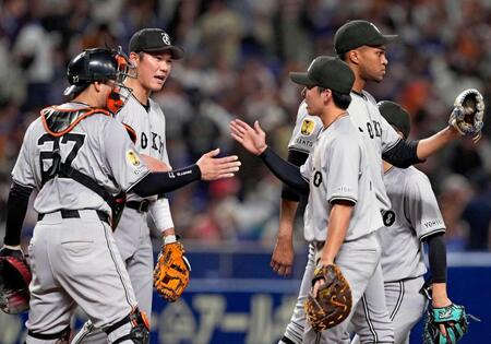 　中日に逆転勝ちし、タッチを交わす坂本（左から２人目）ら巨人ナイン