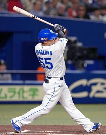 　１回、細川が左越えに先制２ランを放つ