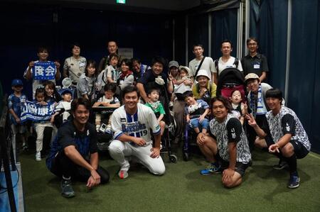 　招待した子どもたちとその家族と、記念撮影した（左から）藤浪、山崎、佐々木、度会（球団提供）