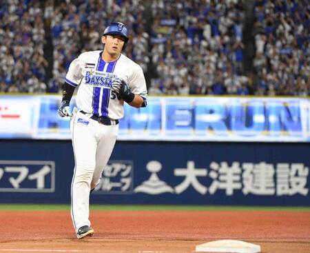 　６回、山本は左越えに３号２ランを放つ（撮影・佐藤厚）