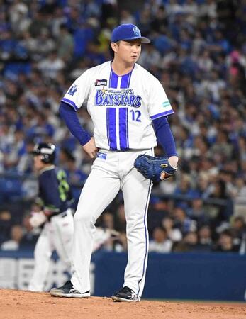 　６回、浜田（左）から先制ソロを浴び、ぼう然とする竹田（撮影・佐藤厚）