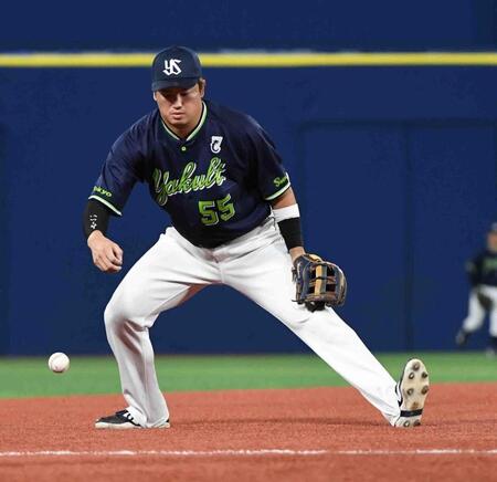 　３回、桑原の三ゴロを村上がファンブルする（撮影・佐藤厚）