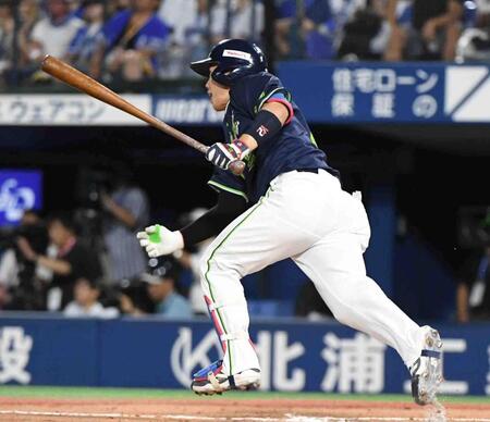 　６回、古賀は右前に２点適時打を放つ（撮影・佐藤厚）