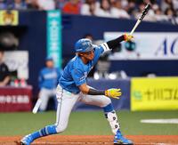 ８回、空振り三振に倒れる水谷（撮影・山口登）