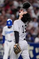 　先制を許した５回を終え、ベンチに戻る山崎