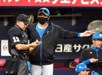 　７回、投手交代を告げる新庄監督（撮影・山口登）