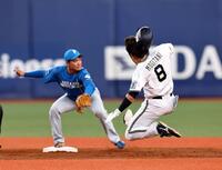 　３回、麦谷は中前に二塁打を放ち二塁にスライディングする（野手・山縣）＝撮影・山口登