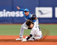 　３回、麦谷は中前に二塁打を放ち二塁にスライディングする（野手・山縣）＝撮影・山口登