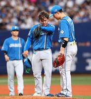 　７回、勝ち越しを許し降板する金村（中央）＝撮影・山口登