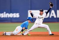 　６回、清宮幸は野村の右飛で帰塁できずアウトになる（撮影・山口登）