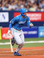 　２回、右翼線に先制適時二塁打を放つ石井（撮影・山口登）