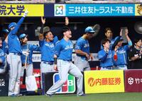 　２回、先制点に盛り上がる清宮幸（中央）ら日本ハムナイン（撮影・山口登）