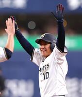 　７回、勝ち越し２点適時打を放ち両手を挙げ喜ぶ大城（撮影・山口登）