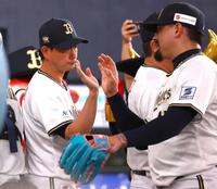 　日本ハムに勝利しナインを迎える岸田監督（左）＝撮影・山口登