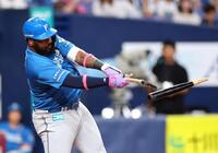 　２回、レイエスはバットを折りながら中前打を放つ（撮影・山口登）