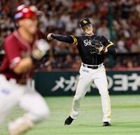 　２回、村林（手前）の投ゴロを一塁へ送球する有原