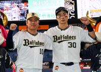 　ポーズを決める大城（左）と広岡（撮影・山口登）