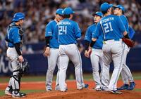 　７回、ピンチを迎えた金村（２４）のもとに集まる日本ハムナイン