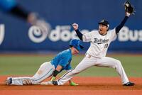 　６回、野村の右飛で二走・清宮幸（左）が帰塁できず併殺となる