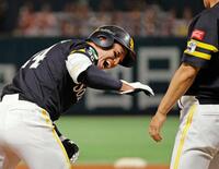 　３回、適時三塁打を放ち笑顔の栗原