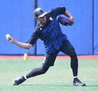 　アンダースローでキャッチボールする藤浪（撮影・佐藤厚）