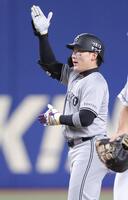 　４回、適時二塁打を放った丸