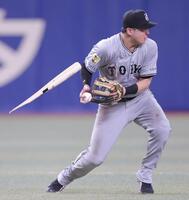 　８回、加藤匠の遊ゴロで飛んできたバットを避ける泉口