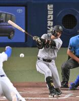 　９回、吉川が勝ち越しの二塁適時内野安打を放つ