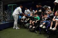 　子どもたちと交流する山崎