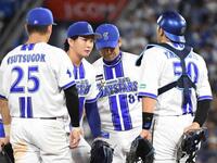 　６回途中３失点で降板する竹田（左から２人目）＝撮影・佐藤厚