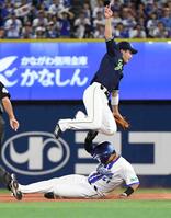 　３回、蝦名は二盗に成功する（撮影・佐藤厚）