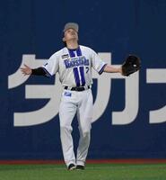 　１回、浜田の打球を左翼手・佐野が見失い、二塁打とする（撮影・佐藤厚）